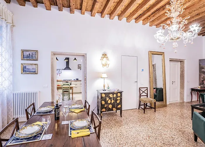 Ca\' San Beneto Completely Refurbished In A Fabulously Central Area